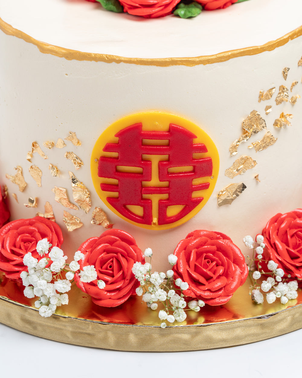 Tinghun engagement cake with double-happiness medallion, red roses and gold leaf